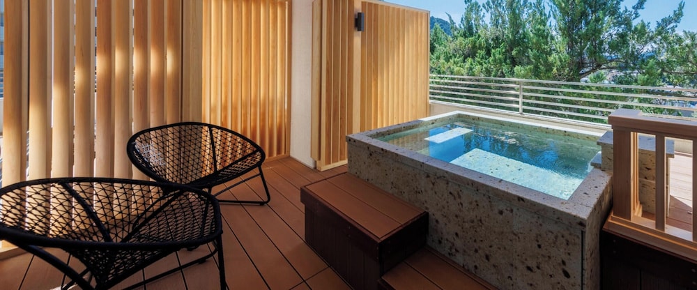 デラックス スイート 2 ベッドルーム バルコニー ガーデンビュー 専用スパ浴槽0 | 鬼怒川グランドホテル 夢の季