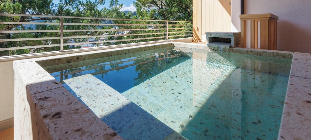 デラックス スイート 2 ベッドルーム バルコニー ガーデンビュー 専用スパ浴槽1 | 鬼怒川グランドホテル 夢の季