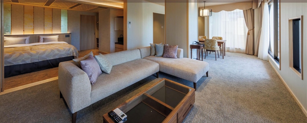 デラックス スイート 2 ベッドルーム バルコニー ガーデンビュー | 鬼怒川グランドホテル 夢の季