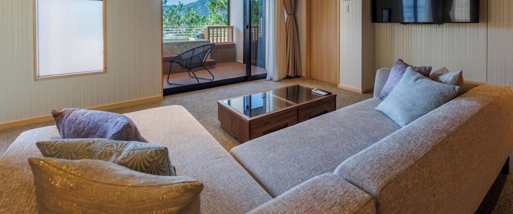 デラックス スイート 2 ベッドルーム バルコニー ガーデンビュー リビング エリア1 | 鬼怒川グランドホテル 夢の季