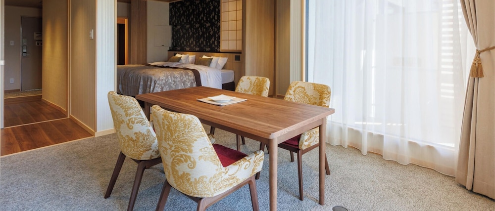 デラックス スイート 2 ベッドルーム バルコニー ガーデンビュー リビング エリア2 | 鬼怒川グランドホテル 夢の季