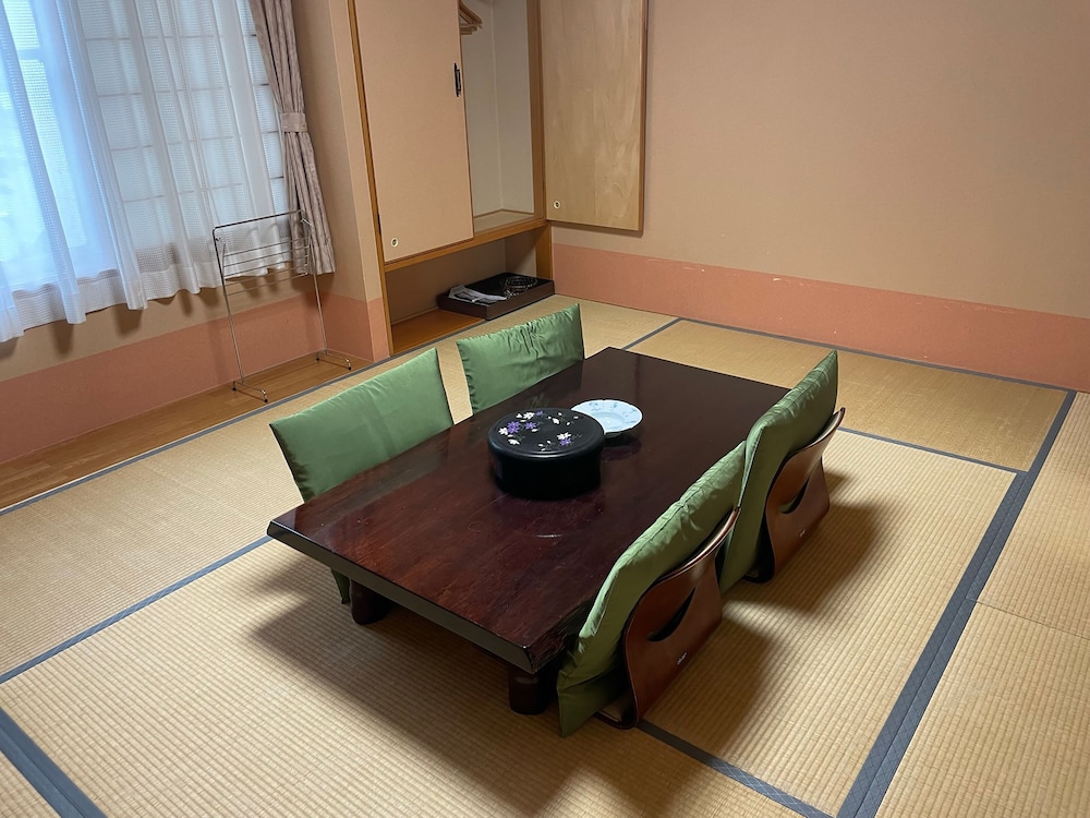 ファミリー 4 人部屋 禁煙 客室3 | 厚沢部うずら温泉 四季の宿