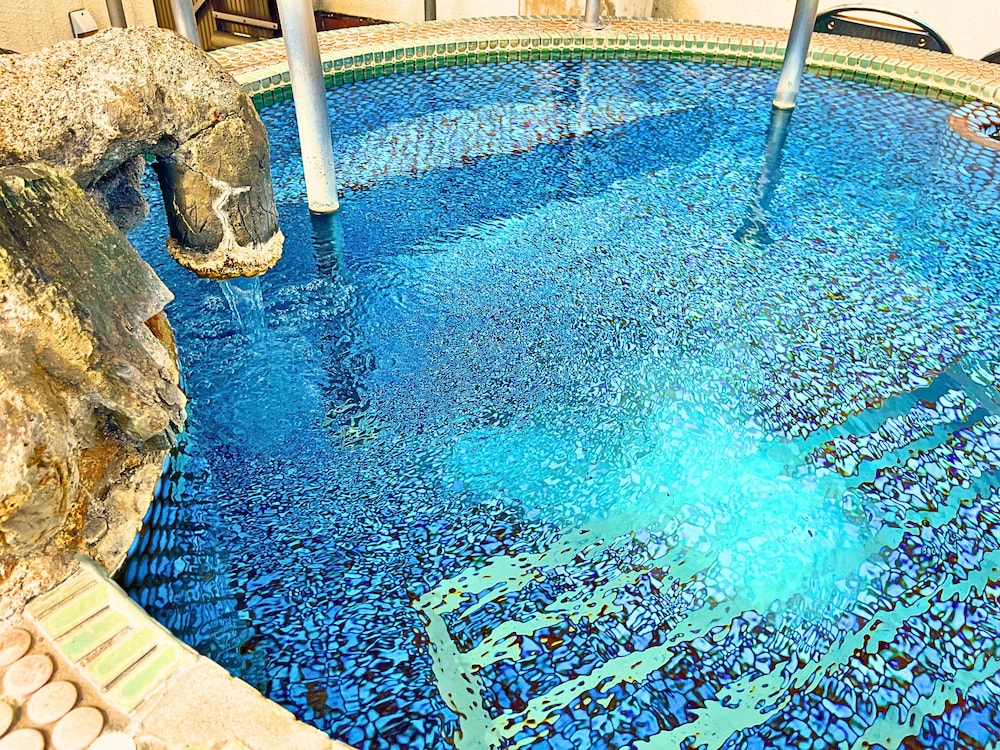 屋上露天風呂付き特別室 専用スパ浴槽1 | 高砂温泉