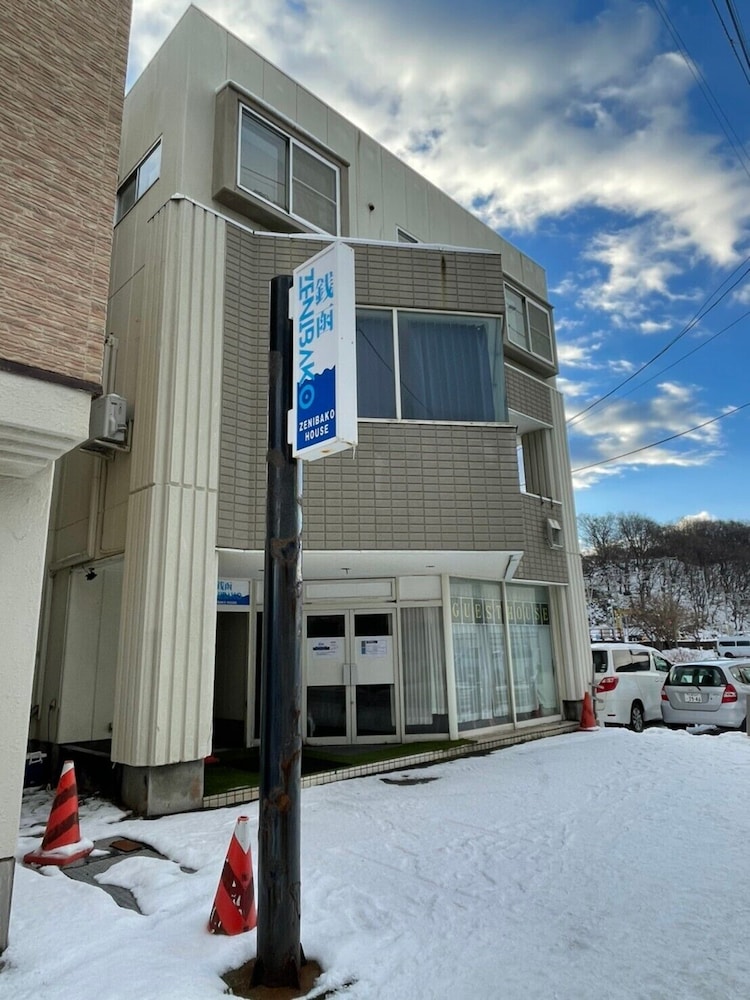 客室1 | Zenibako House 2F
