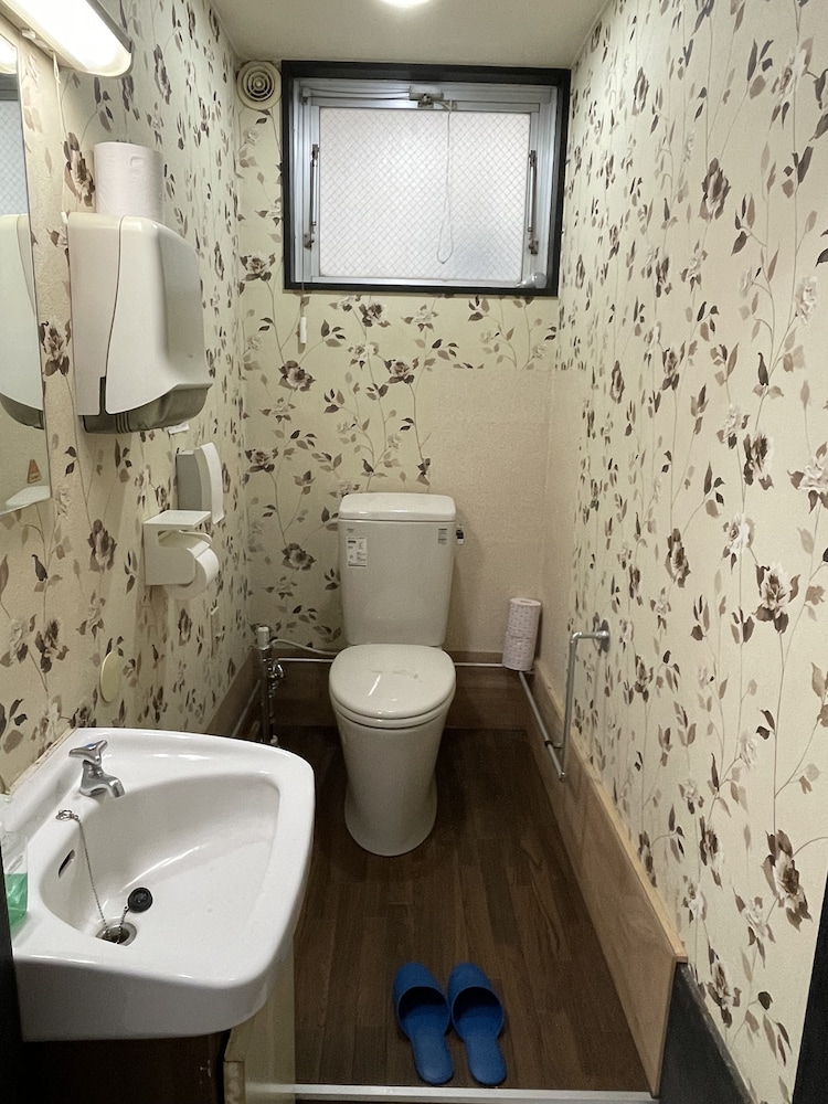 ベーシック ルーム バスルーム2 | Zenibako House 2F