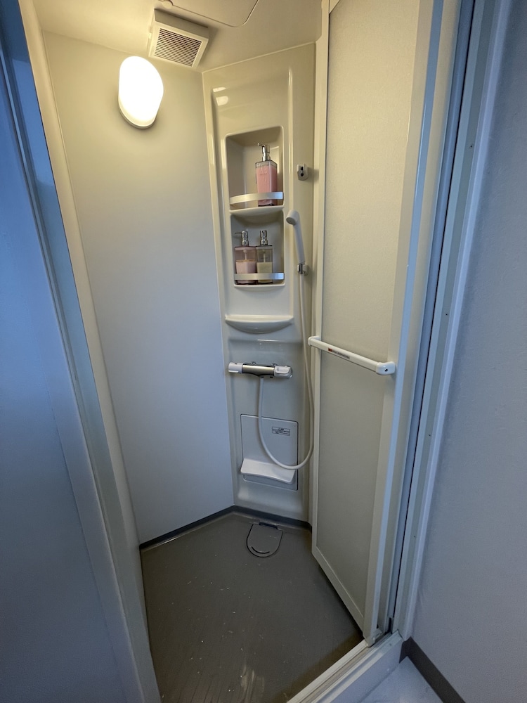 ベーシック ルーム バスルーム1 | Zenibako House 2F