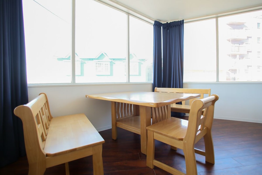 ベーシック ルーム 客室内のダイニングエリア1 | Zenibako House 2F