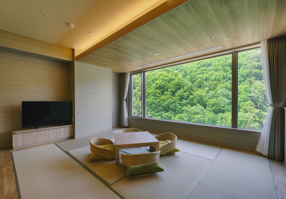 客室温泉展望風呂付和洋室 牛肉コースディナー 禁煙 (50平米・定員4名) 客室5 | グランドブリッセンホテル定山渓