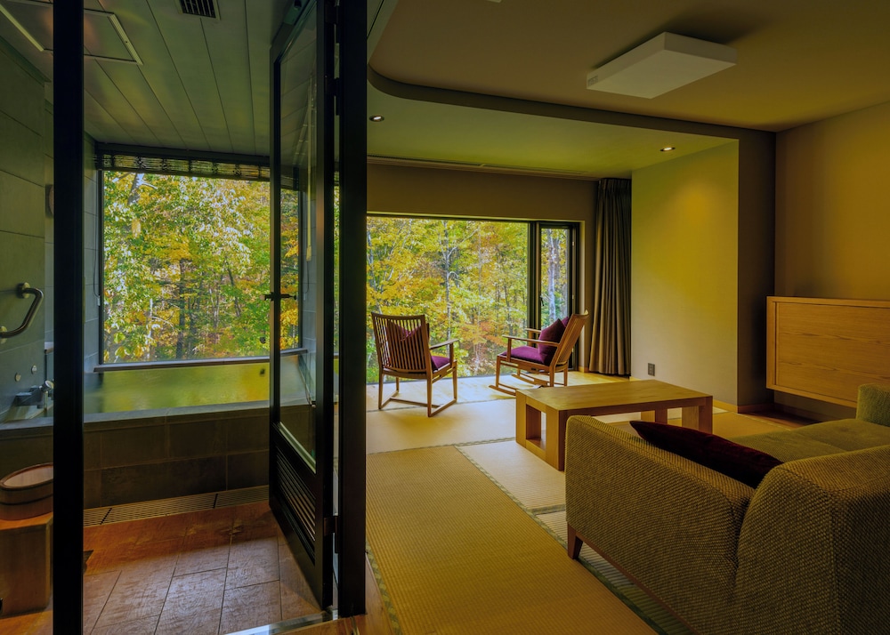 天然温泉展望風呂付[紅] 58平米 禁煙 | 奥定山渓温泉 佳松御苑