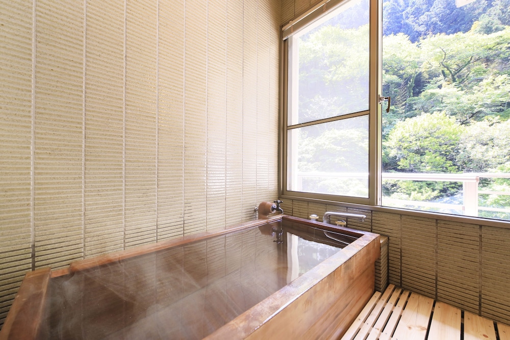[源泉かけ流し客室檜風呂付]和室12畳 禁煙 バスルーム0 | 山形県あつみ温泉 萬国屋