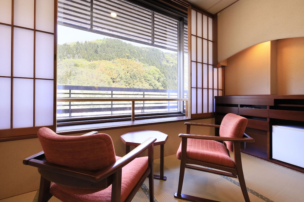 [山側]和室10畳 檜の内湯付 禁煙 部屋からの景観0 | 山形県あつみ温泉 萬国屋