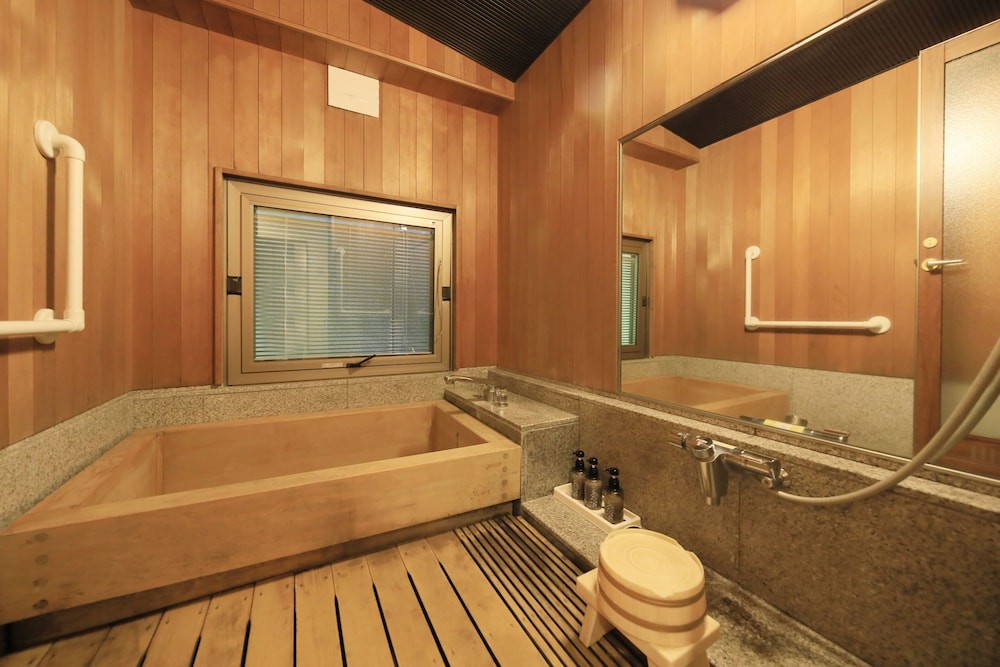 [山側]和洋室 檜の内湯付 禁煙 バスルーム0 | 山形県あつみ温泉 萬国屋