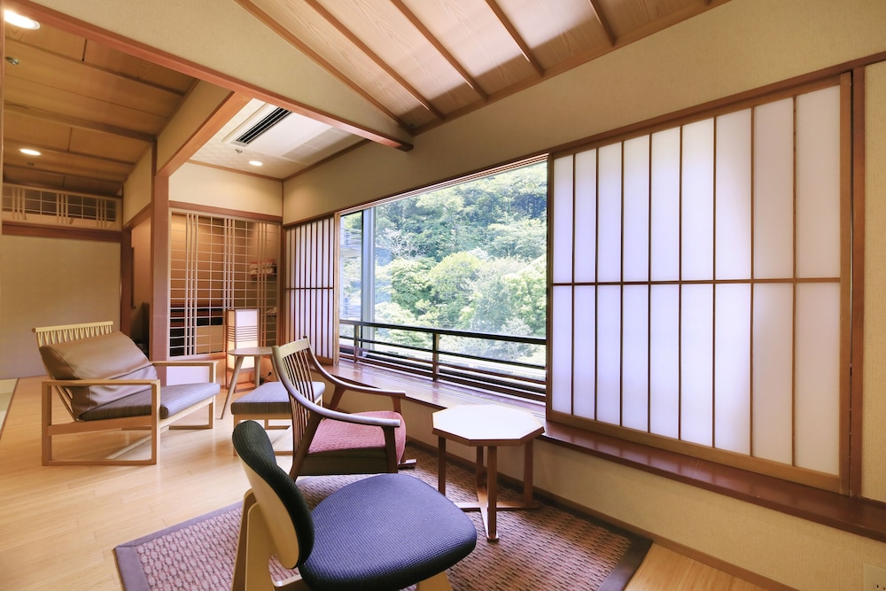 [山側]和洋室 檜の内湯付 禁煙 客室2 | 山形県あつみ温泉 萬国屋