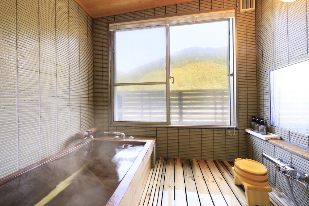 [源泉かけ流し客室檜風呂付]和洋室 禁煙 バスルーム0 | 山形県あつみ温泉 萬国屋