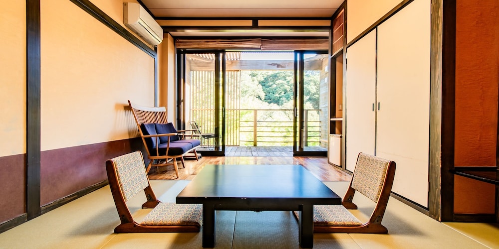 和室10畳 (定員3名) 禁煙 | 霧島もみじ谷 静流荘