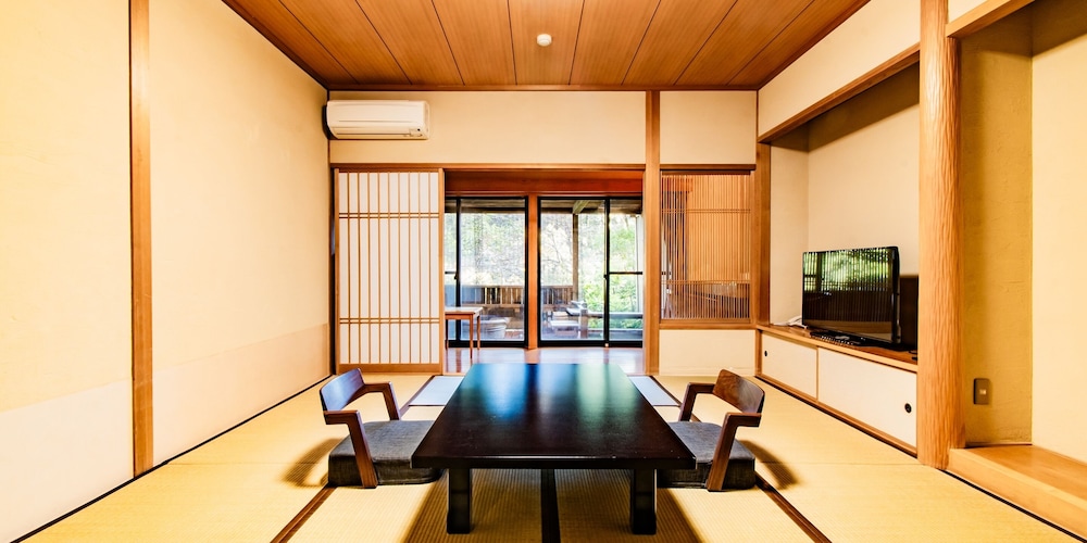 露天風呂付和室 (定員3名) 禁煙 客室2 | 霧島もみじ谷 静流荘