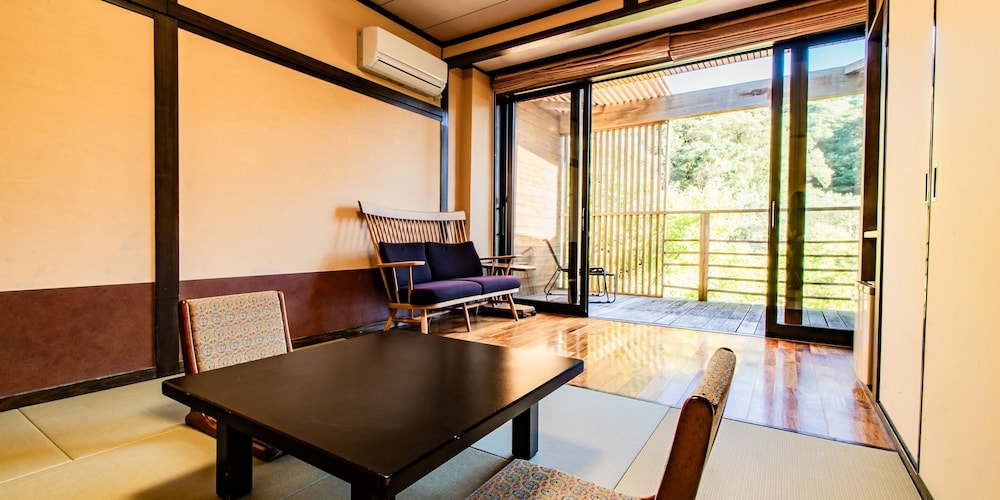 和室10畳 (定員3名) 禁煙 客室2 | 霧島もみじ谷 静流荘