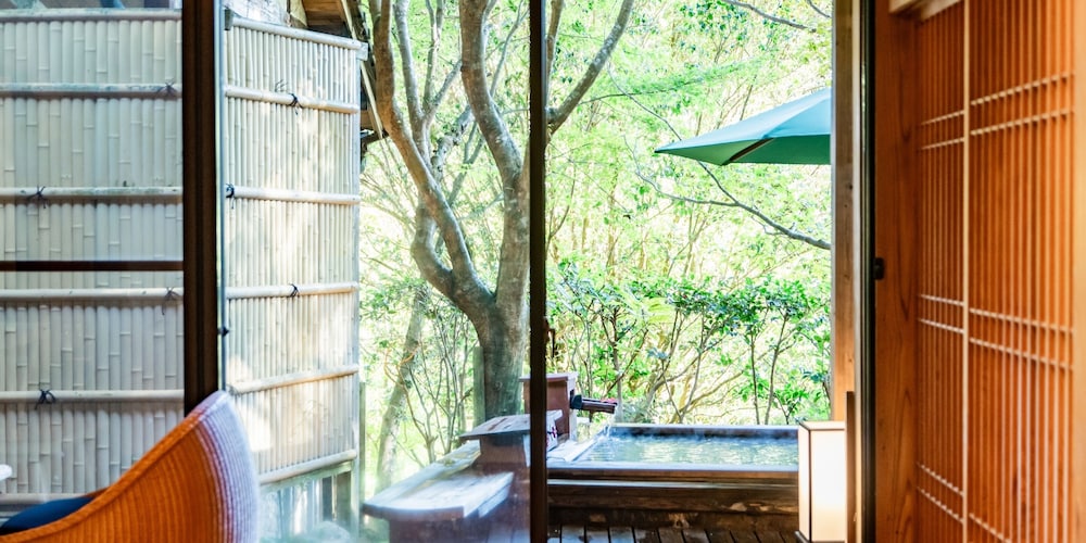 露天風呂付特別室 (定員4名) 禁煙 客室4 | 霧島もみじ谷 静流荘