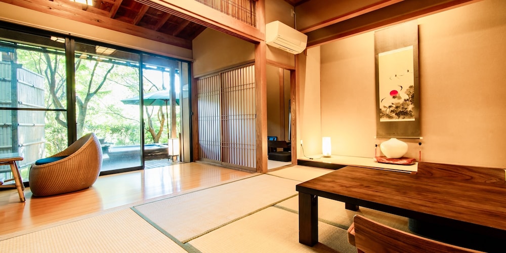 露天風呂付特別室 (定員4名) 禁煙 客室5 | 霧島もみじ谷 静流荘