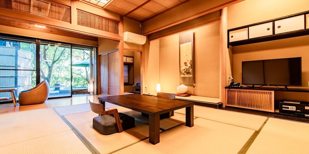 露天風呂付特別室 (定員4名) 禁煙 | 霧島もみじ谷 静流荘