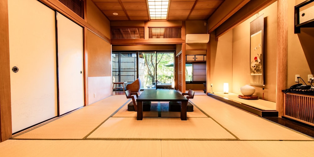 露天風呂付特別室 (定員4名) 禁煙 客室3 | 霧島もみじ谷 静流荘