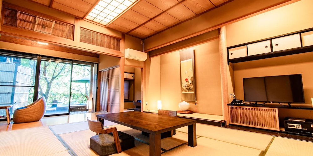 露天風呂付特別室 (定員4名) 禁煙 客室7 | 霧島もみじ谷 静流荘