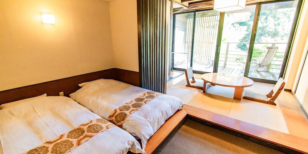 寝湯付客室(和洋室) 定員2名 禁煙 客室2 | 霧島もみじ谷 静流荘