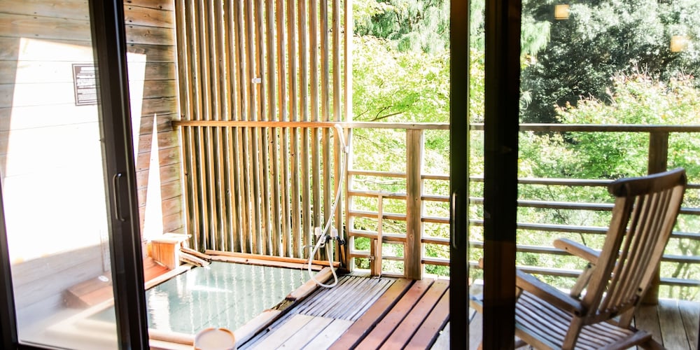 寝湯付客室(和洋室) 定員2名 禁煙 客室5 | 霧島もみじ谷 静流荘