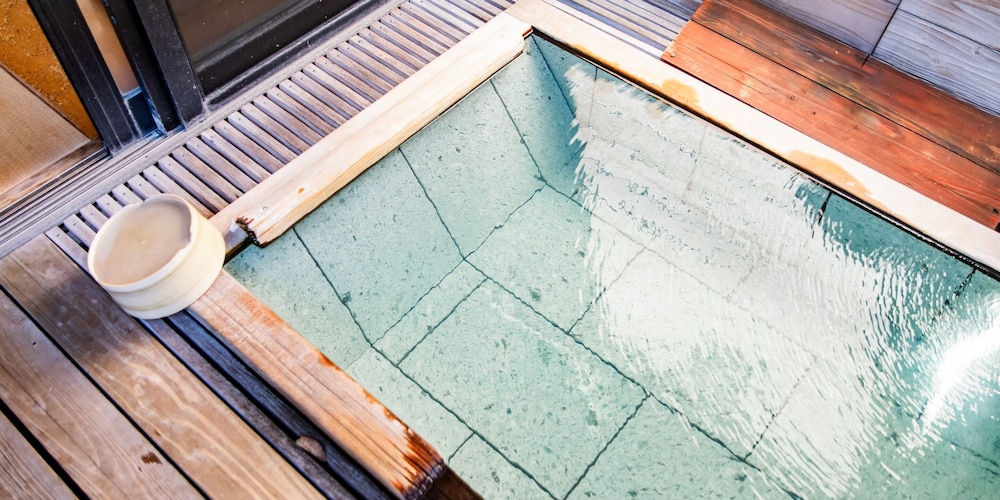 寝湯付客室(和洋室) 定員2名 禁煙 客室3 | 霧島もみじ谷 静流荘