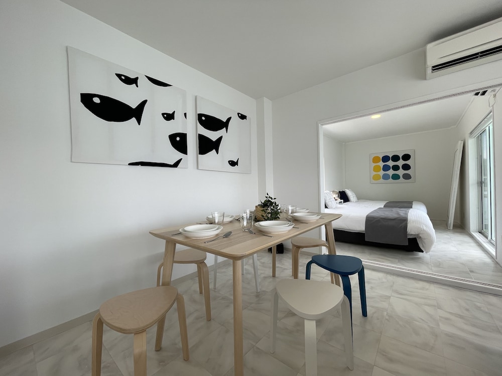 ファミリー ヴィラ 客室内のダイニングエリア1 | Kai House