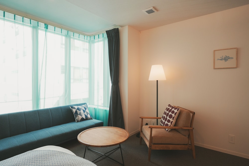 エグゼクティブ ツインルーム リビング エリア0 | NAGI HIROSHIMA HOTEL & LOUNGE