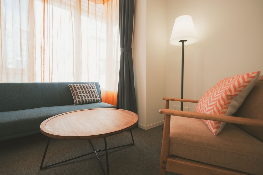 エグゼクティブ ツインルーム リビング エリア1 | NAGI HIROSHIMA HOTEL & LOUNGE