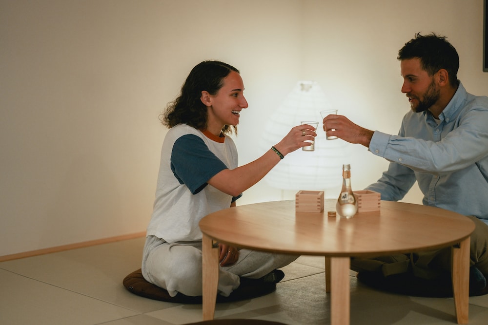 トラディショナル ツインルーム リビング エリア1 | NAGI HIROSHIMA HOTEL & LOUNGE