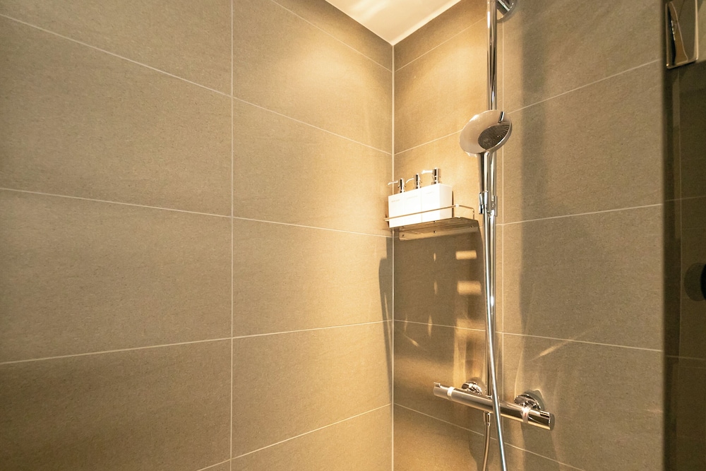 スタンダードキングルーム 禁煙(6才以上は2名様まで) バスルーム6 | THE GENERAL KYOTO Bukkoji Shinmachi〈仏光寺新町〉