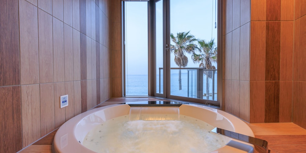 ラグジュアリー スイート バスルーム1 | AlbaHOTEL＆Glamping