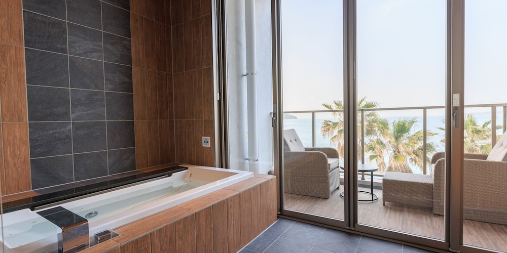 デラックス ダブルルーム バスルーム1 | AlbaHOTEL＆Glamping