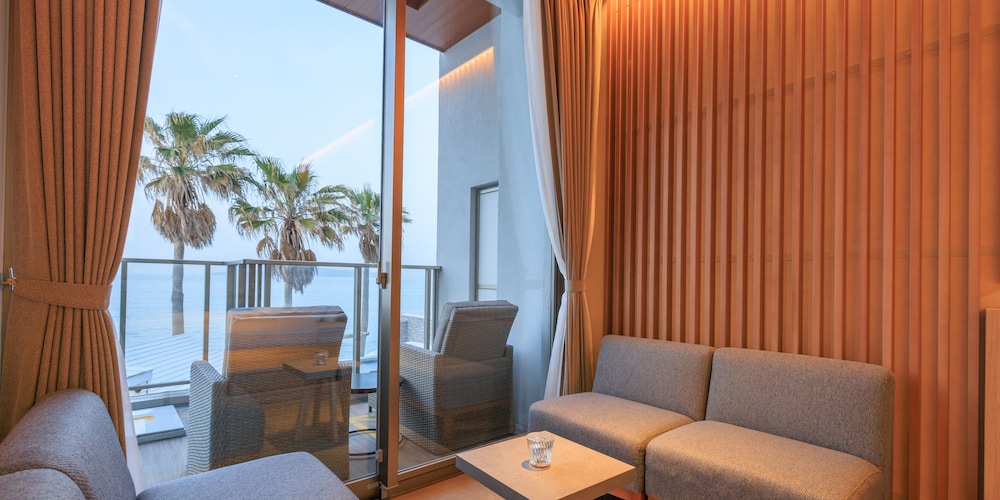 ラグジュアリー スイート リビング エリア0 | AlbaHOTEL＆Glamping