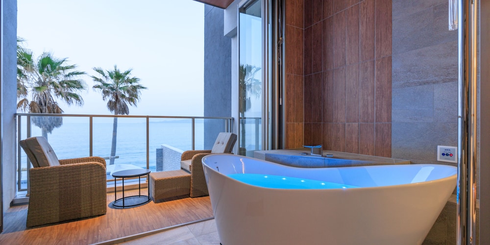 デラックス ダブルルーム バスルーム2 | AlbaHOTEL＆Glamping