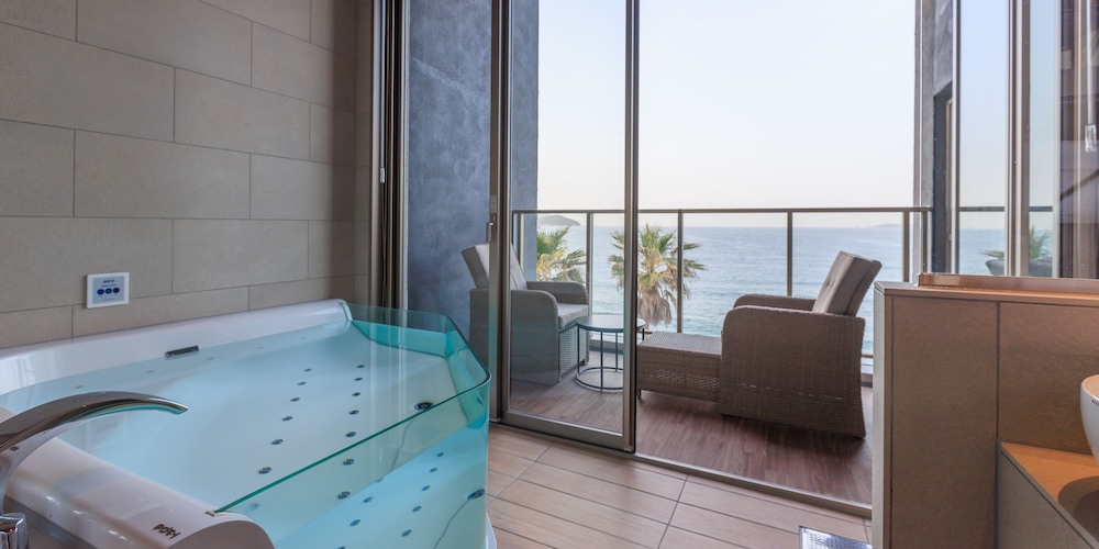 ラグジュアリー ダブルルーム バスルーム1 | AlbaHOTEL＆Glamping