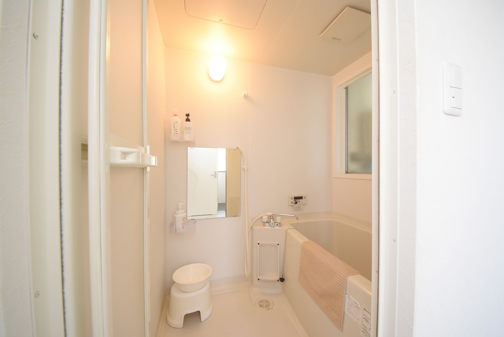 ベーシック ダブルルーム ベッド (複数台) 禁煙 中 2 階 バスルーム2 | コンフィーステイ清川