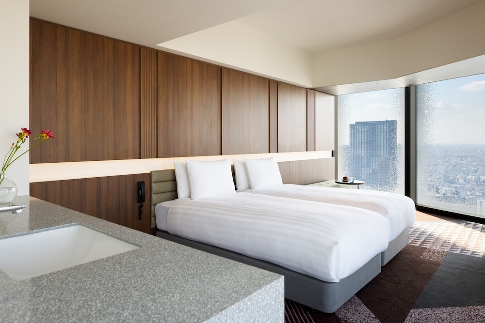 エグゼクティブ ルーム ベッド (複数台) 客室2 | HOTEL GROOVE SHINJUKU、A PARKROYAL Hotel