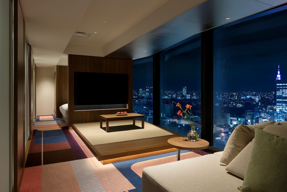 プレミア スイート シングルベッド 2 台 客室2 | HOTEL GROOVE SHINJUKU、A PARKROYAL Hotel