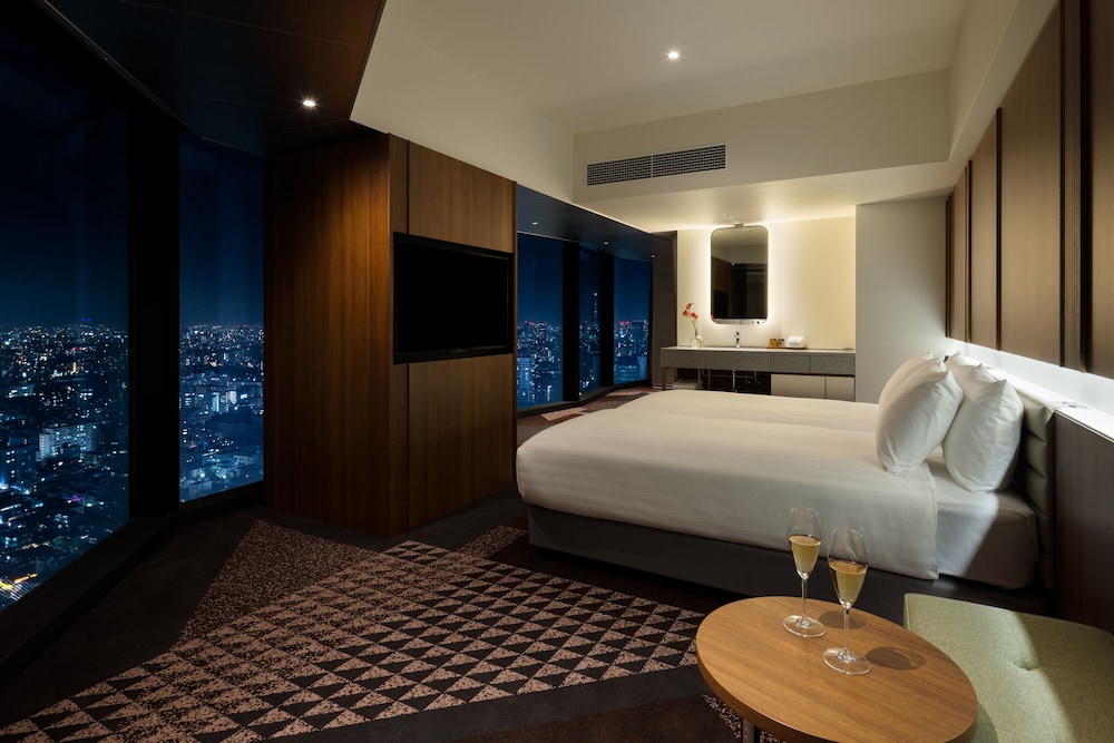 エグゼクティブ ルーム ベッド (複数台) 客室1 | HOTEL GROOVE SHINJUKU、A PARKROYAL Hotel