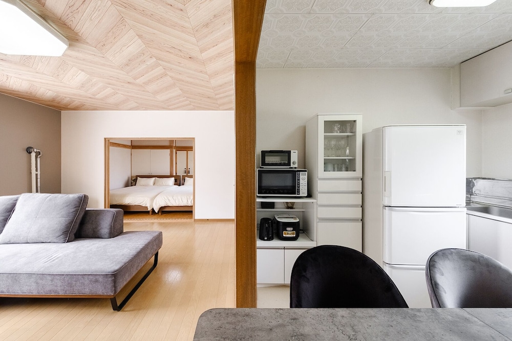 ファミリー ヴィラ リビング エリア1 | Landmark Annex