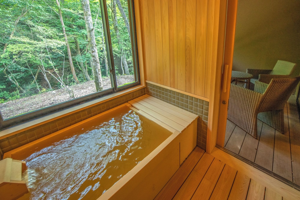 ロイヤル 4 人部屋 バルコニーからの眺望0 | 塩の湯温泉 蓮月