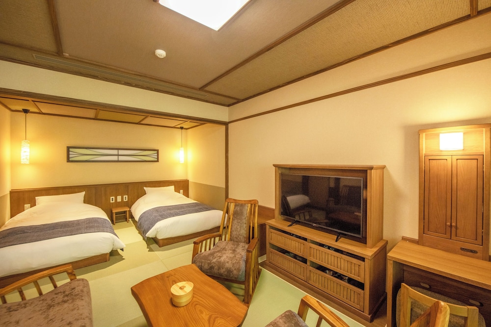 ロイヤル 4 人部屋 客室2 | 塩の湯温泉 蓮月