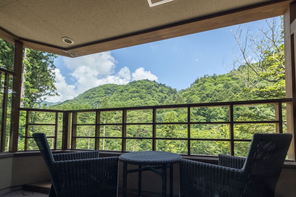 クラシック 4 人部屋 バルコニーからの眺望0 | 塩の湯温泉 蓮月