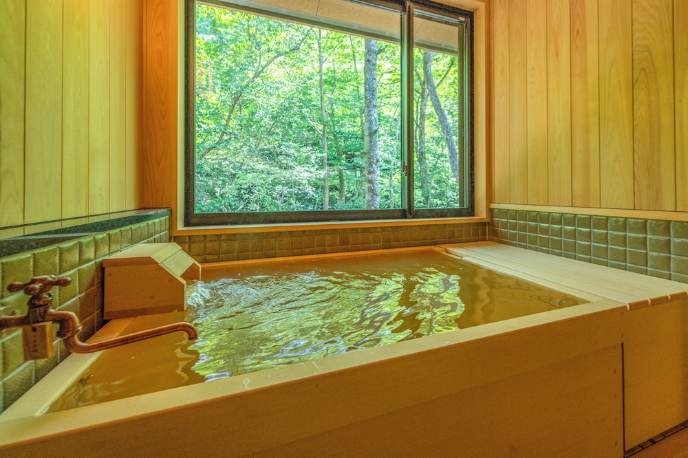 (離れ)天然温泉風呂付ツイン(滞在時間15時~11時/夕食17:30or20:00) 禁煙 バスルーム0 | 塩の湯温泉 蓮月