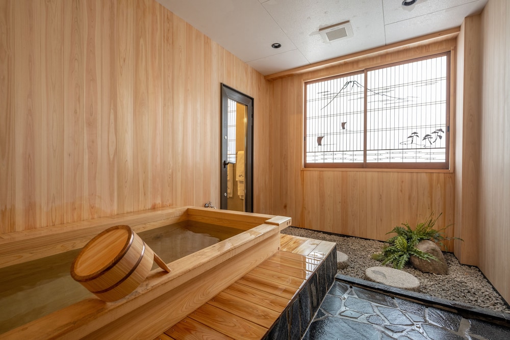 プレミアム 4 人部屋 バスルーム0 | 湯村温泉 緑屋