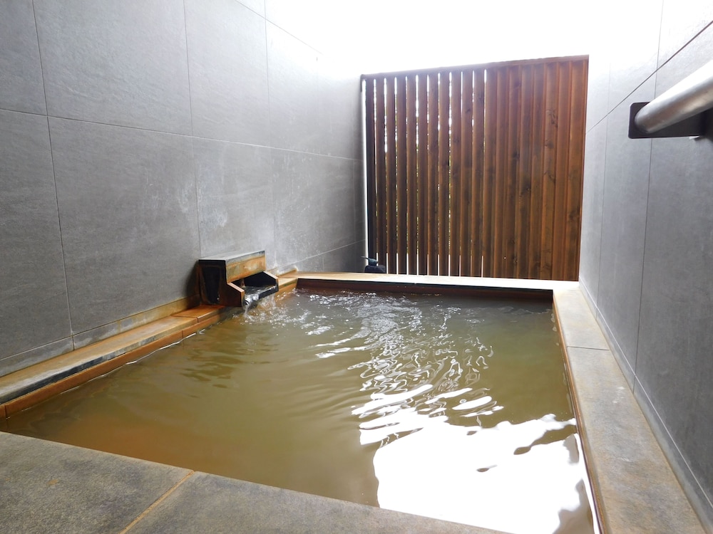 [東館]温泉露天風呂付デザイナーズDXツイン ウッドデッキ付 禁煙 バスルーム0 | 洞爺湖 鶴雅リゾート 洸の謌